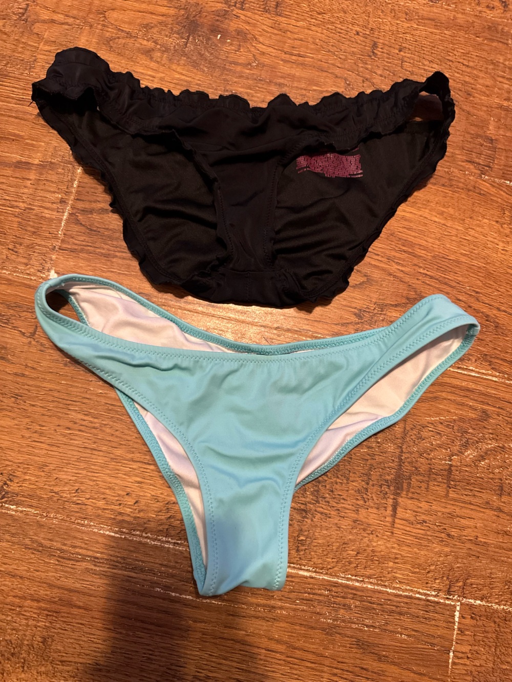 Victoria’s Secret lot of 2 cheeky bikini bottoms XS